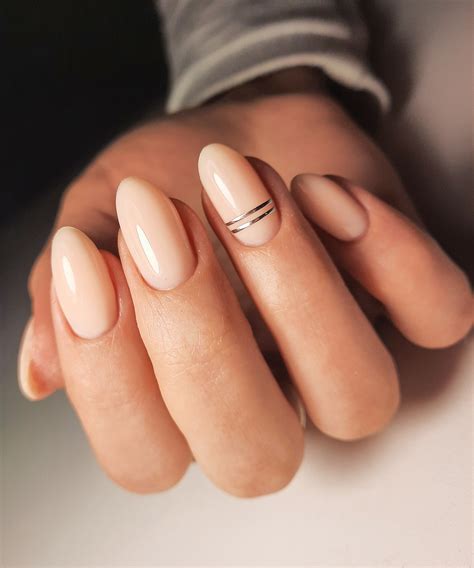 color nudé en uñas|5 diseños de uñas cortas nude que estarán de moda en Navidad。